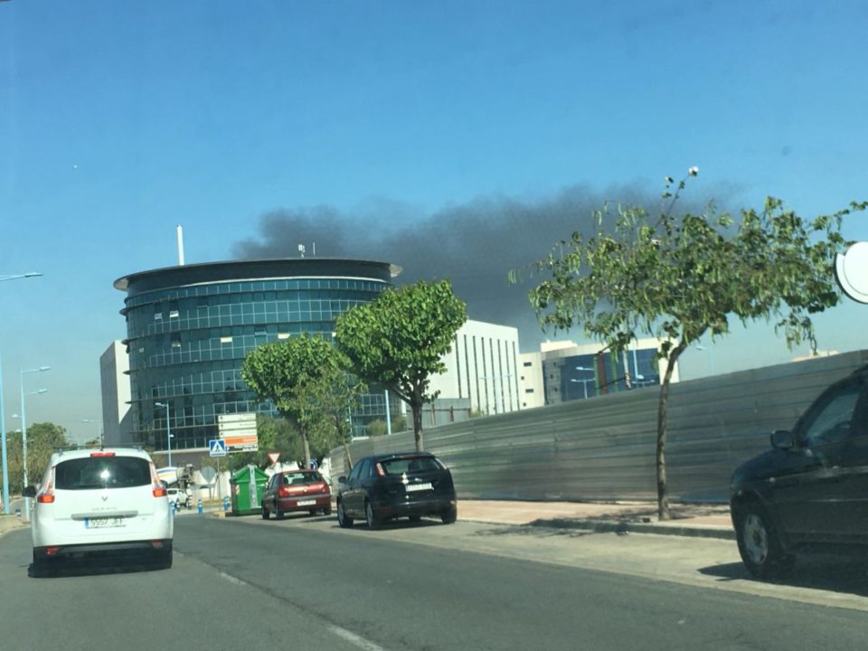 Fuerte incendio en una chatarrería de Fuente del Rey
