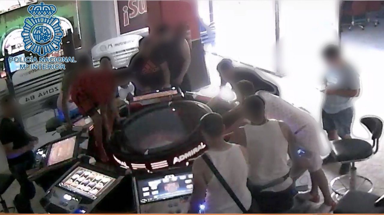Detenido dos estafadores por manipular la ruleta en un salón de juegos