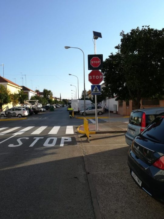 Nueva señal luminosa solar en la barriada de Vistazul