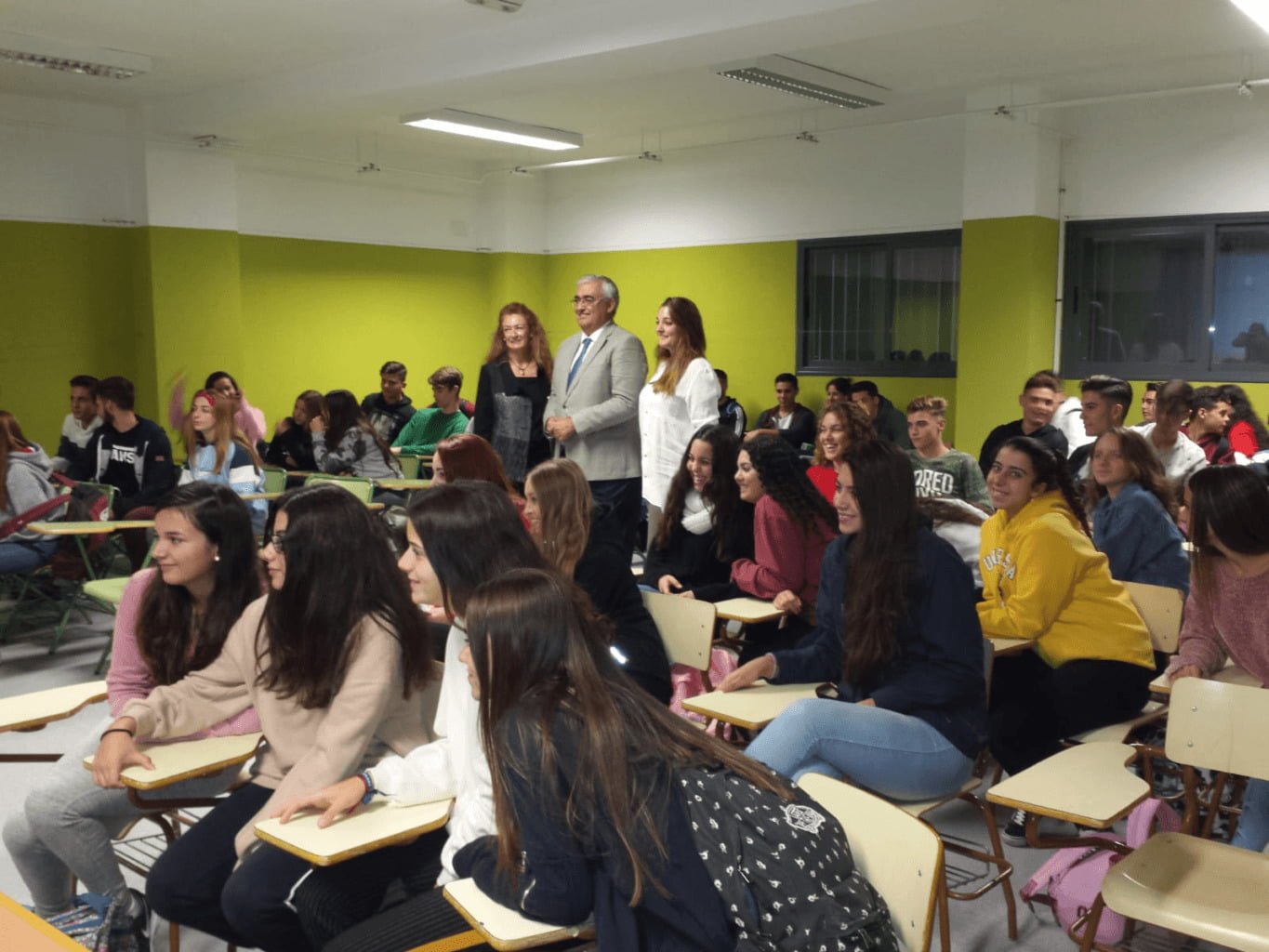 El consejero de Economía visita el IES Galileo Galilei