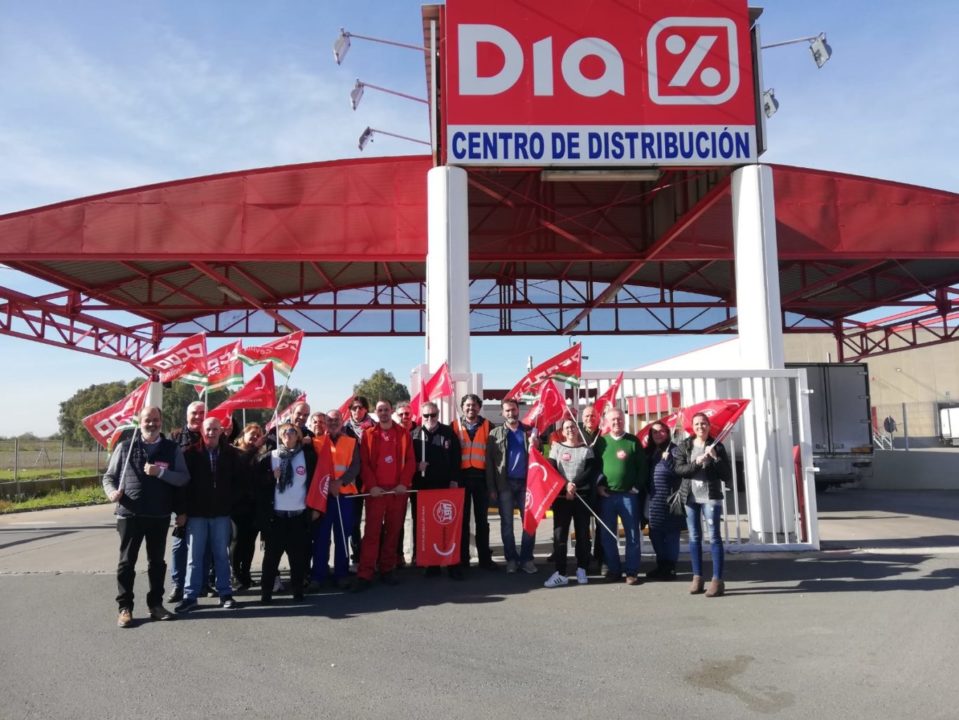 Concentración contra los despidos en la Plataforma Día