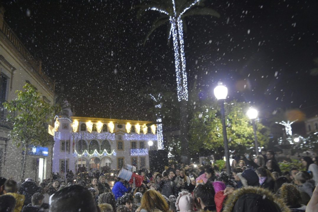 Una gran nevada inauguró la animación navideña de Asocentro