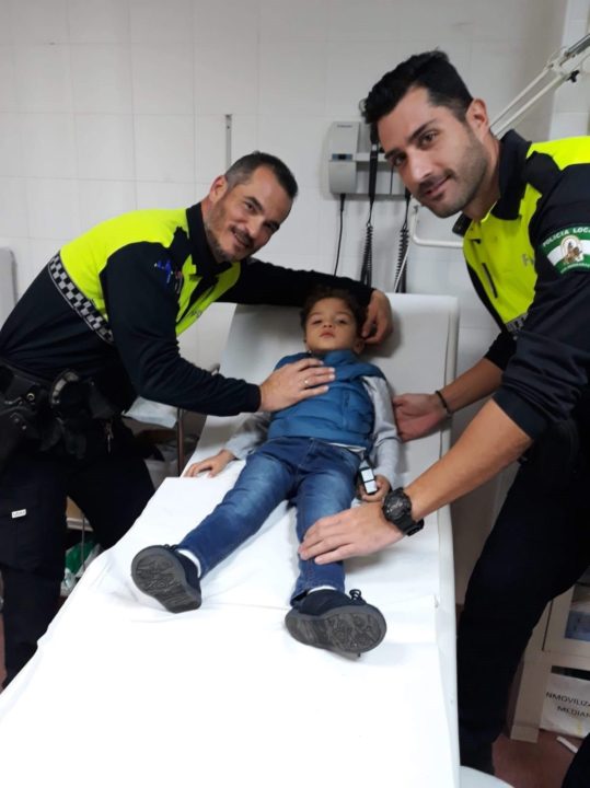Dos policías salvan la vida a un niño que no podía respirar