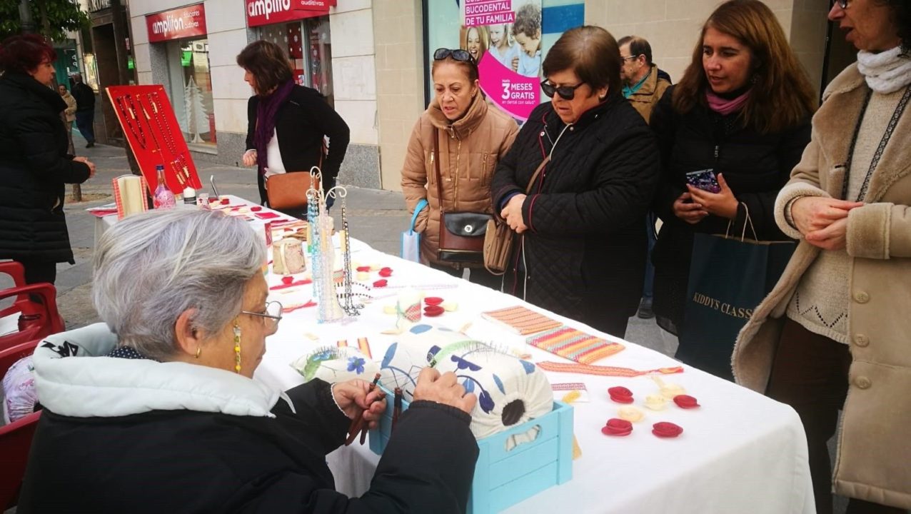 Las encajeras apuestan por los abalorios de bolillos