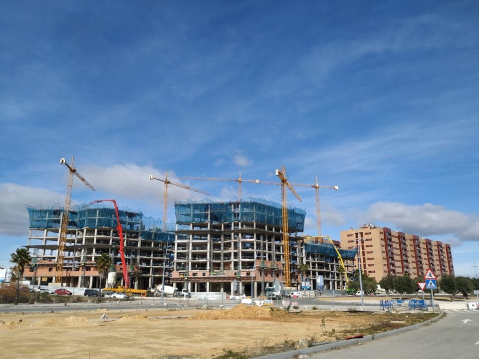 VPO, locales comerciales y residencia universitaria en Entrenúcleos