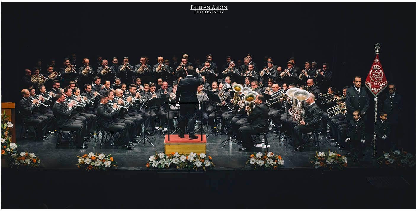 Reconocimientos, izado de banderas y jamón solidario en la celebración del 28-F