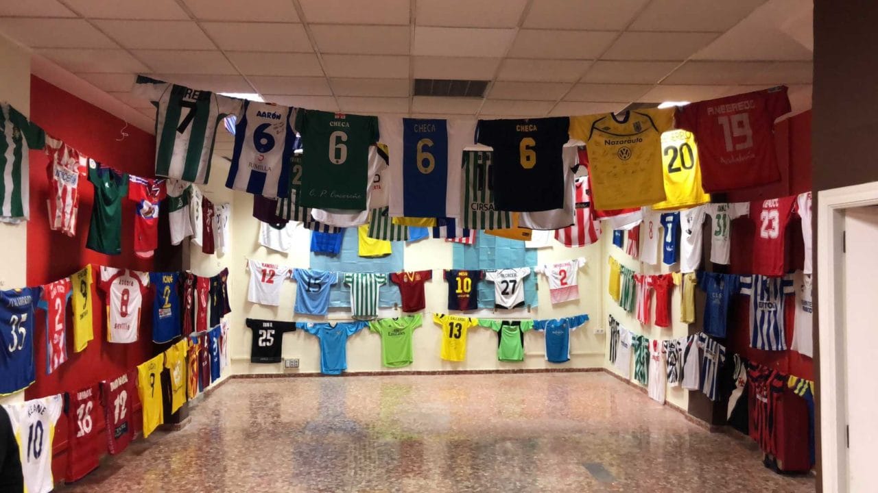 Exposición de camisetas de fútbol a beneficio de Antaris