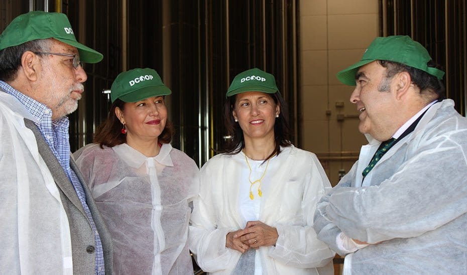 La consejera de Agricultura visita Dcoop