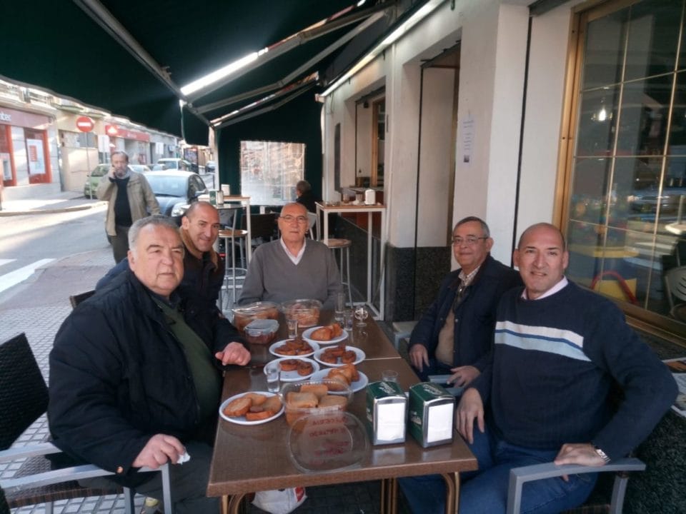 Un grupo de amigos se une para la exaltación de la torrija
