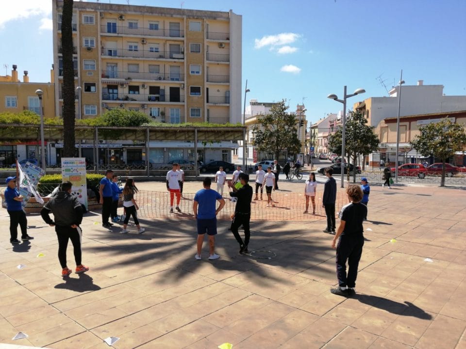 Más de 100 escolares en el Día de la Educación Física en la calle