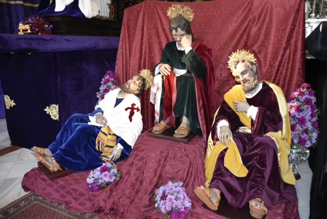 Oración procesiona con sus apóstoles restaurados