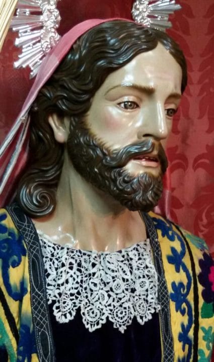 Salvador Madroñal talla al Apóstol Santiago