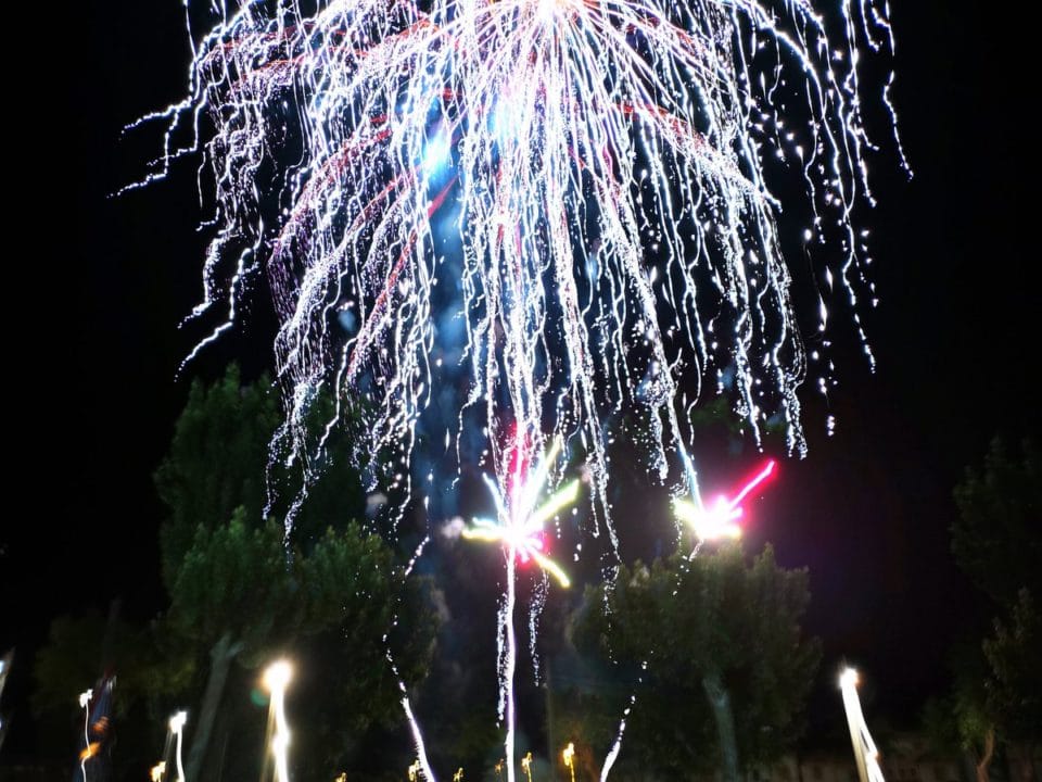 Castillo de fuegos artificiales con campanas de viento o emoticonos