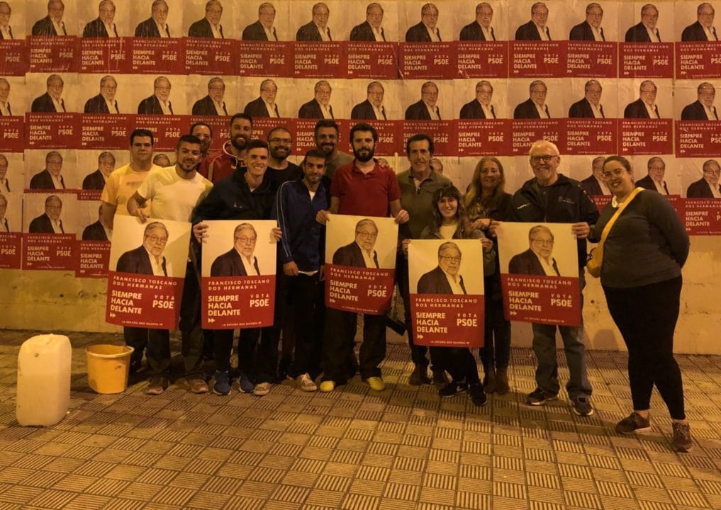 Pegada de carteles para abrir la campaña de las Municipales