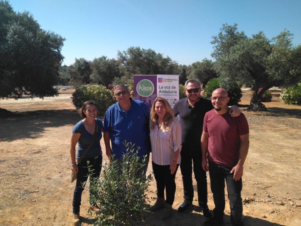 Plantación de un olivo en homenaje al campo de Dos Hermanas