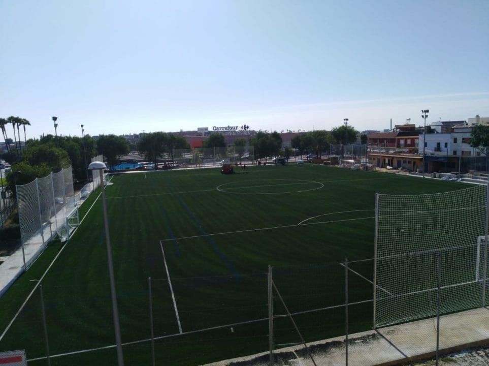 Sigue adelante la instalación del césped artificial en los campos de fútbol