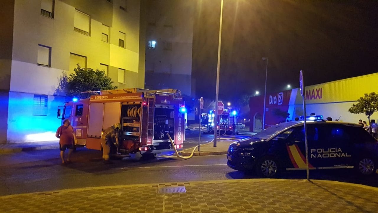 Desalojado un edificio por un incendio del garaje en Miravalles