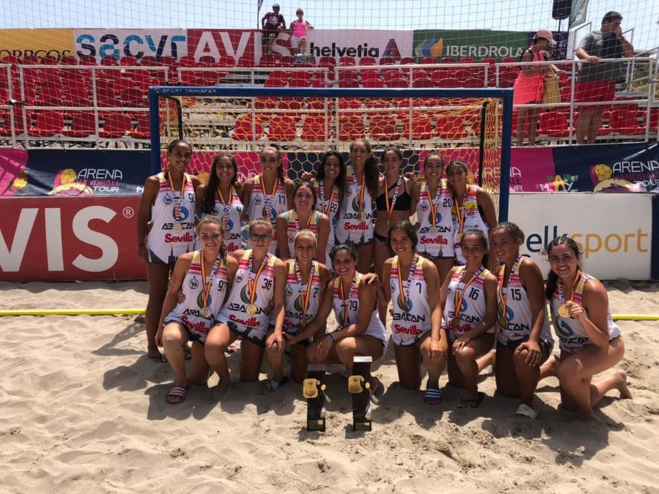 Jugadoras de balonmano playa de Montequinto, campeonas de España