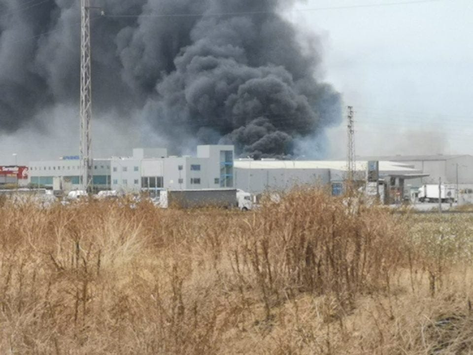 Aparatoso incendio en una nave de palets del Polígono La Isla