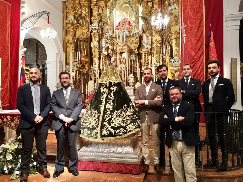 Nuevo manto verde oliva y oro para la Virgen de Valme