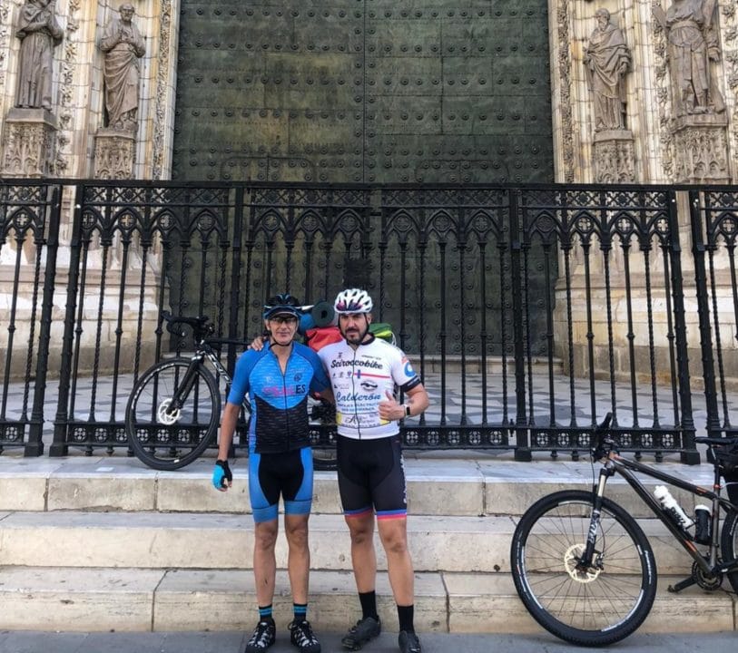 Camino de Santiago a ciegas del ciclista Adolfo Bellido por el cáncer infantil