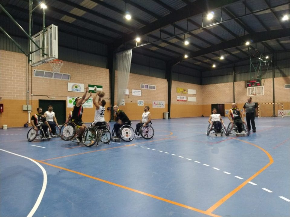 Espectáculo de baloncesto en silla de ruedas en el Pabellón Pepe Ot