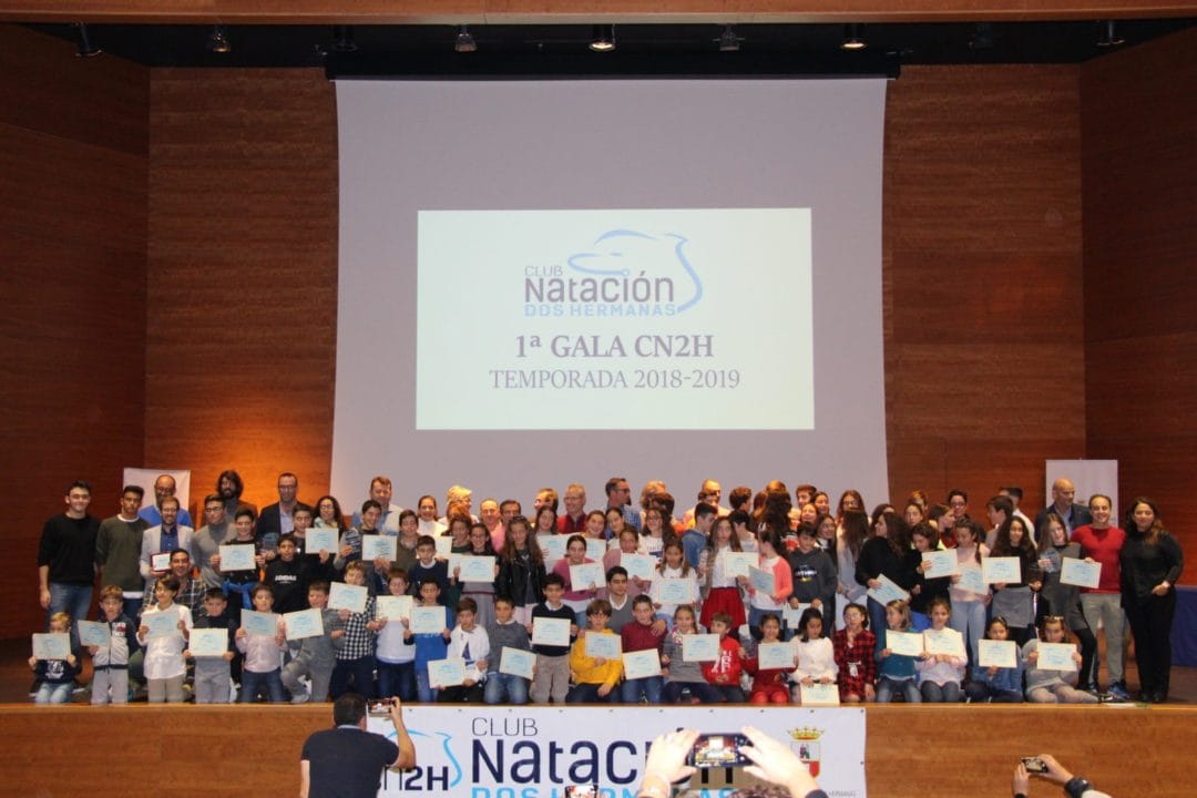 La I Gala del Club Natación DH premió a sus mejores nadadores