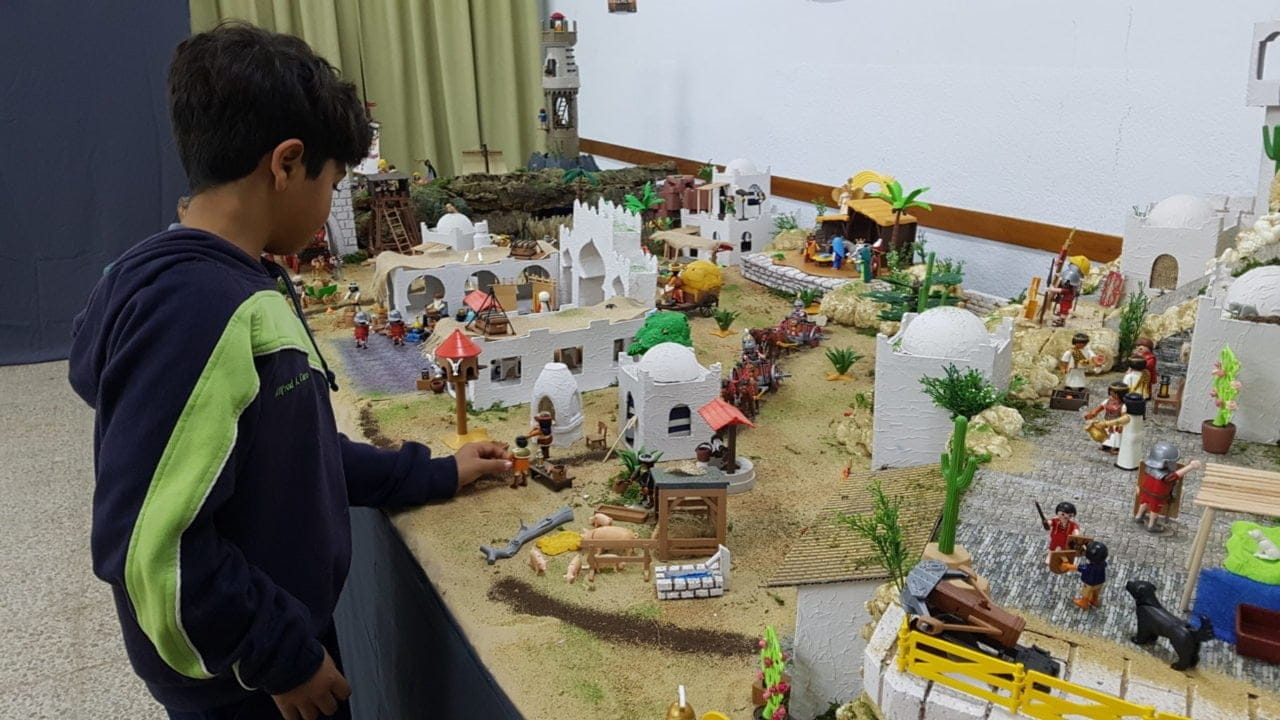 Belén de Playmobil solidario con los hermanos Javier y Celeste