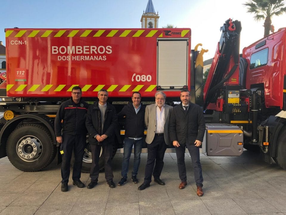 Nuevo camión de bomberos con multiplataforma y grúa