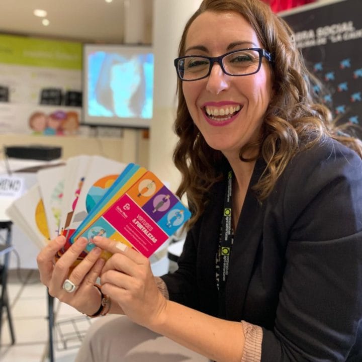 Un juego de cartas para abordar el empoderamiento femenino