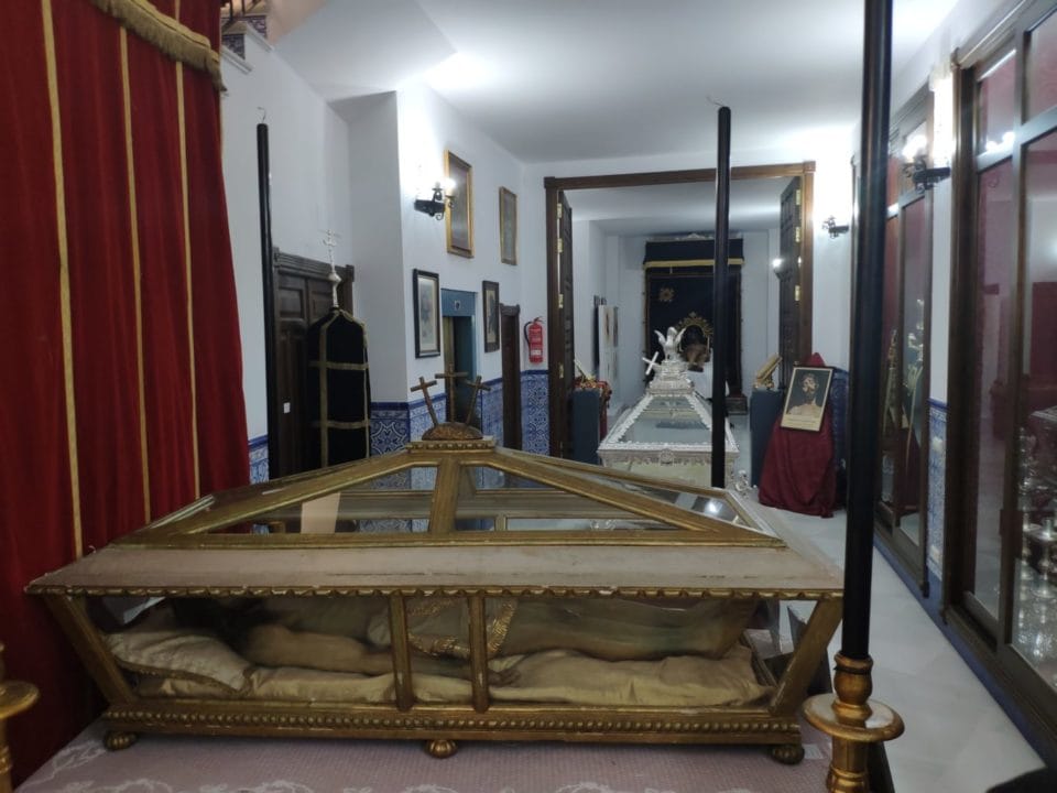 La historia y devoción del Cristo Yacente en una exposición