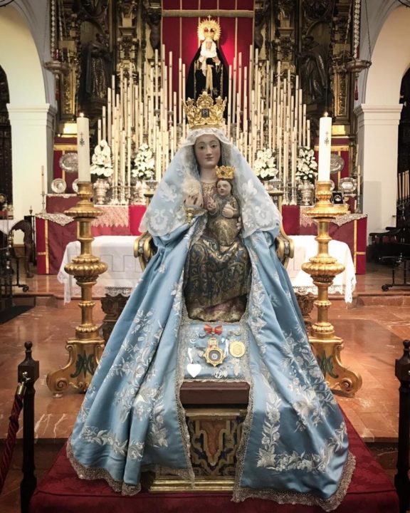 Tradicional acto de presentación de niños a la Virgen de Valme