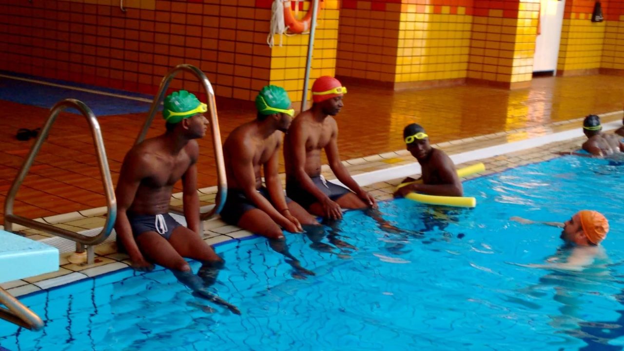 Natación para reconciliar a las personas refugiadas con el agua