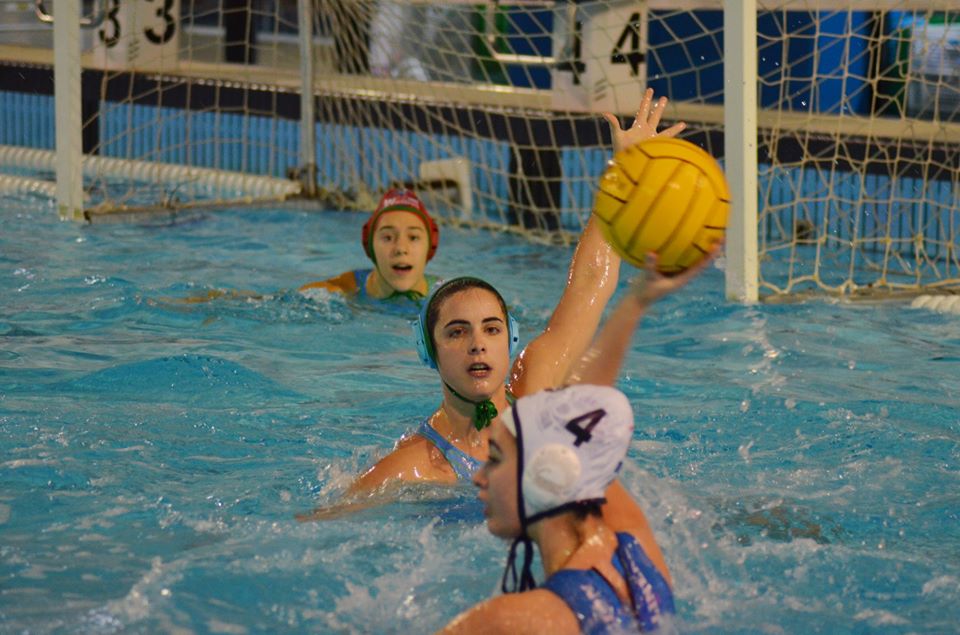Se resiste el triunfo a las chicas del Waterpolo Dos Hermanas