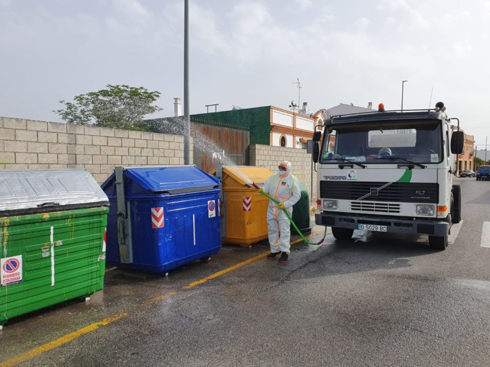 El servicio de limpieza se refuerza para desinfectar las calles