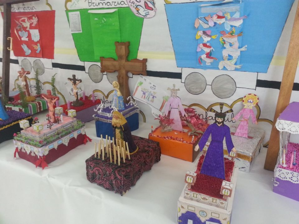 Pasos en miniatura en las ventanas de los niños esta Semana Santa