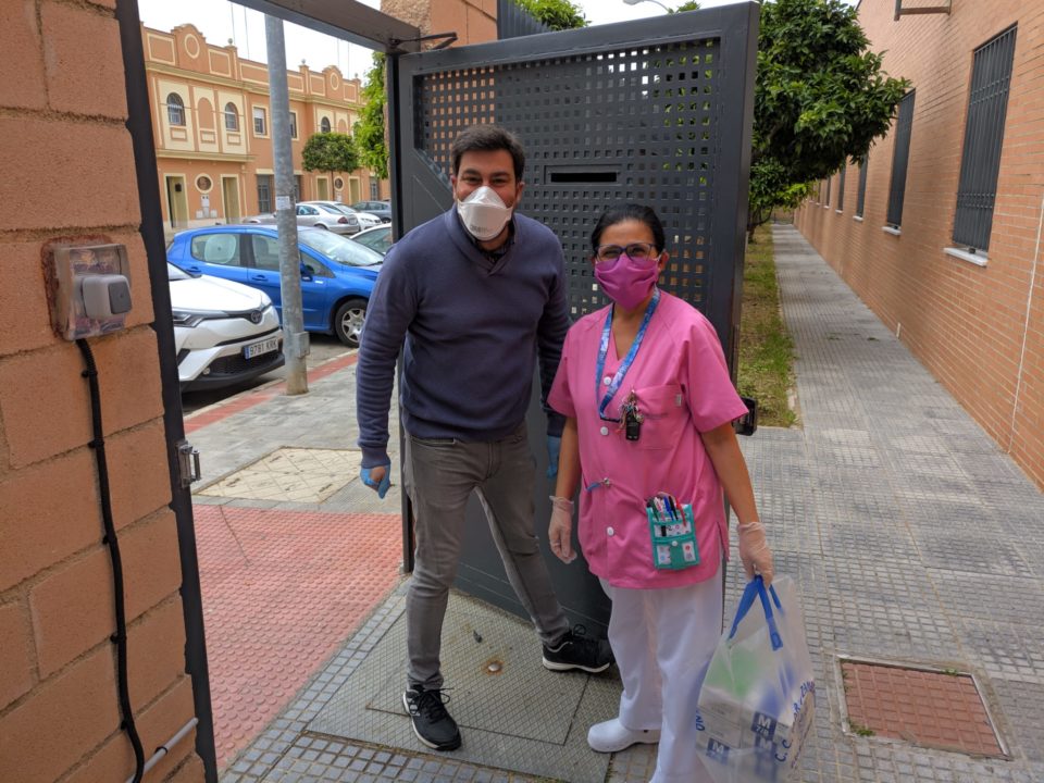 Donación de mascarillas y guantes a la Residencia Los Jardines