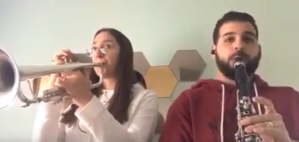 Versión de Resistiré de la Banda de Santa Ana y Manuel Linares