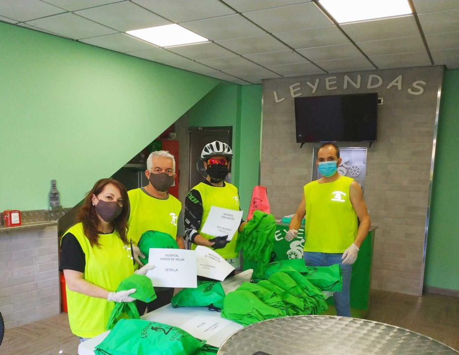Medio millar de gorros cicloturistas para el personal sanitario