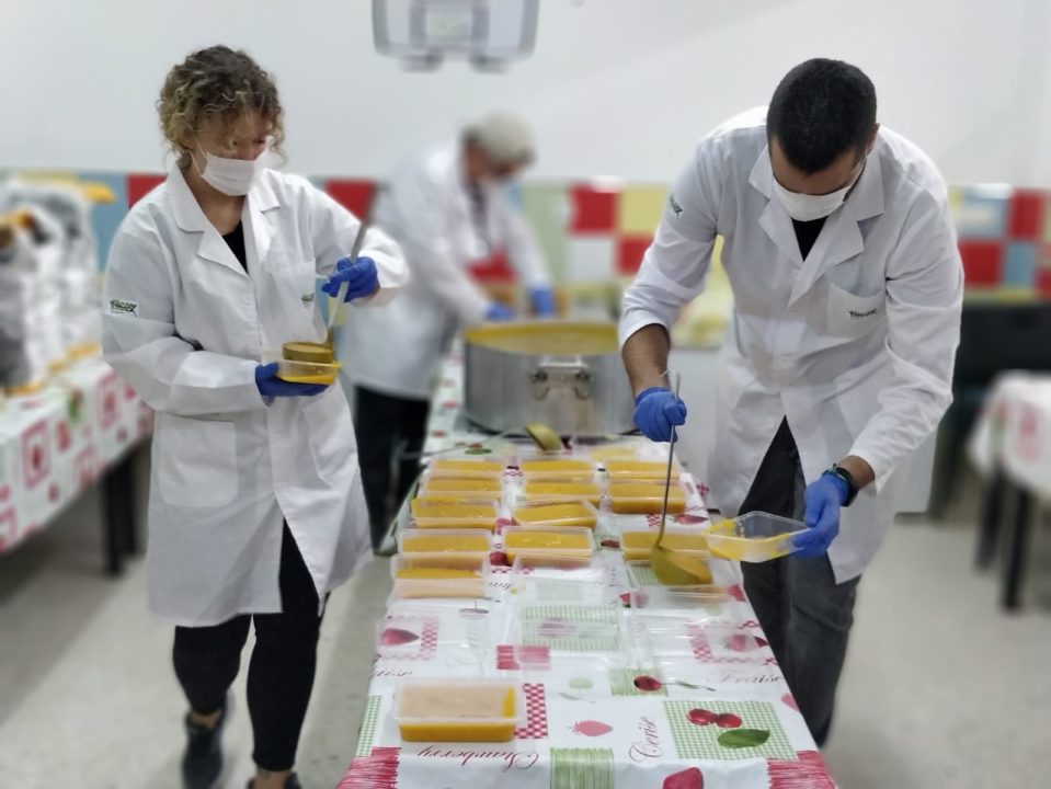 Un plato solidario amplía su periodo de reparto de menús diarios