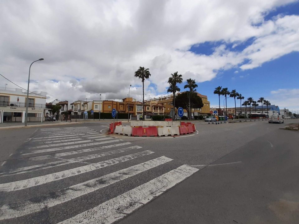 La glorieta definitiva de la barriada Fuente del Rey empieza a construirse