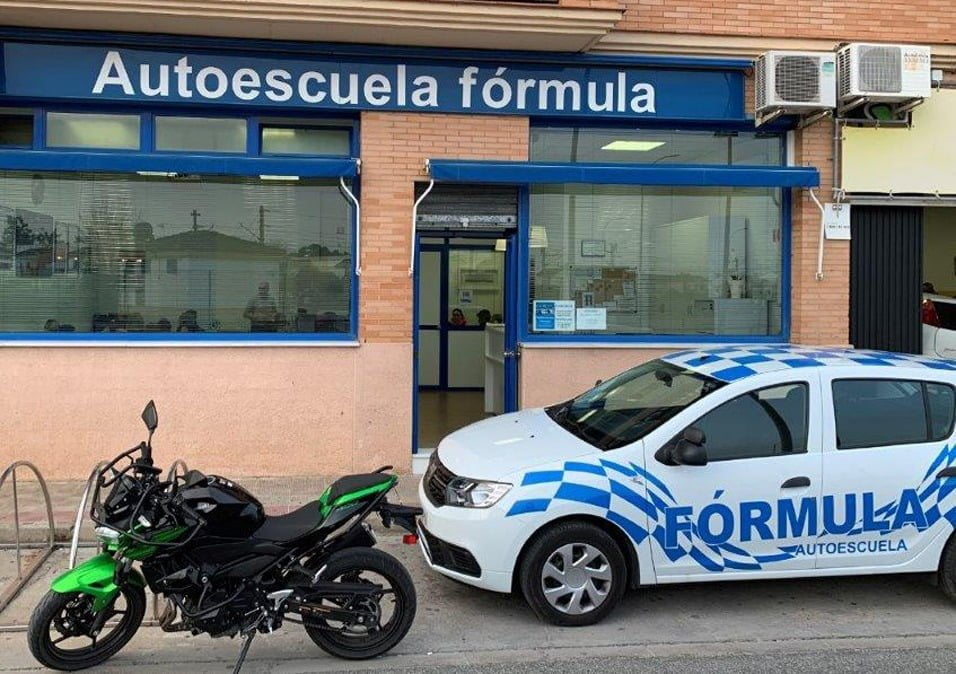 Autoescuela Fórmula ofrece clases online en directo
