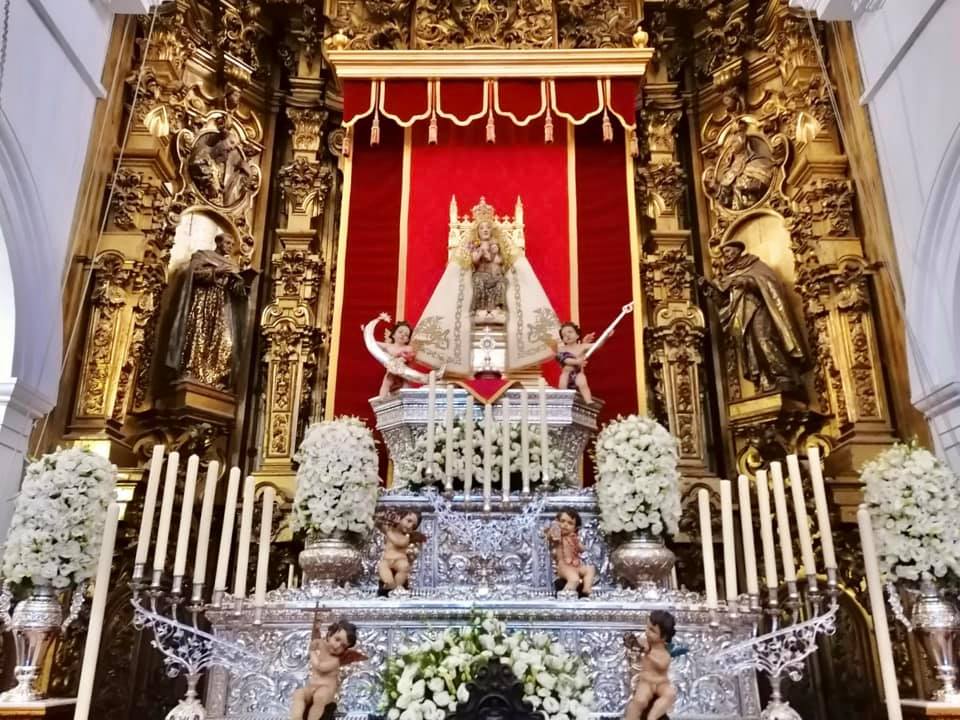 Valme lució sin los tradicionales recogidos del manto en los codos