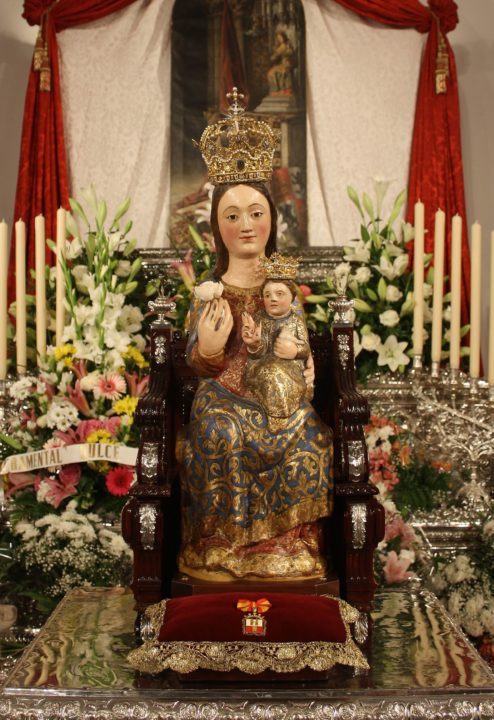 Labores de mantenimiento a la talla de la Virgen de Valme