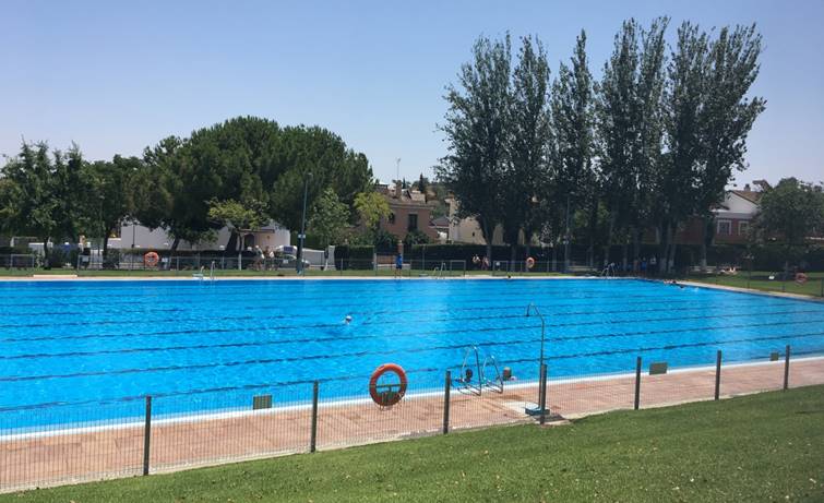 Ambiente familiar en la primera quincena de la piscina de verano