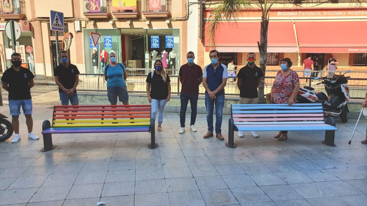 Bancos arcoiris para concienciar sobre la diversidad sexual