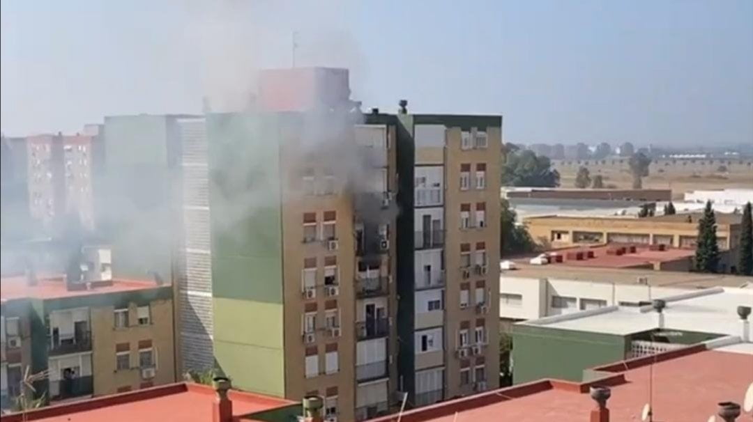 Un incendio en Montequinto deja 10 personas atendidas