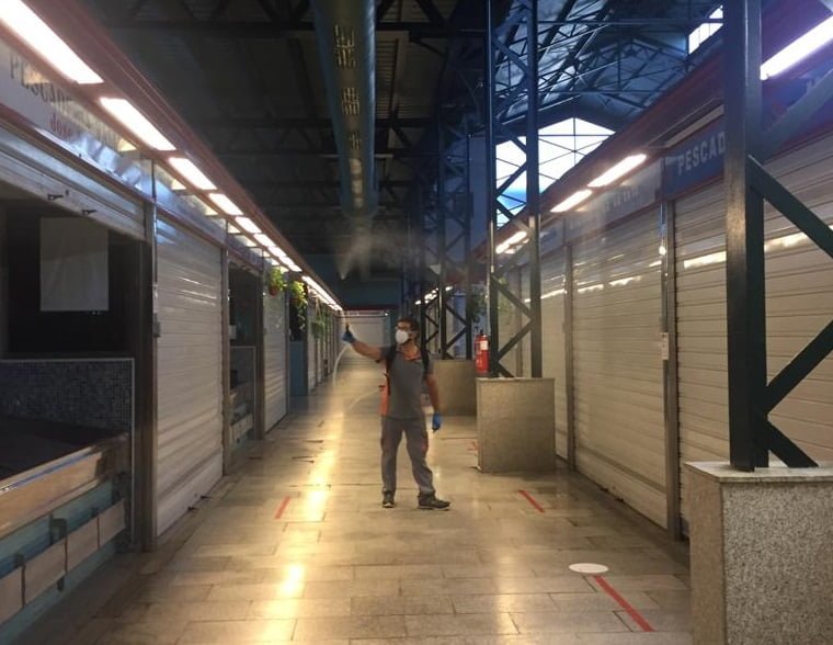 Las tareas periódicas de desinfección siguen en los mercados