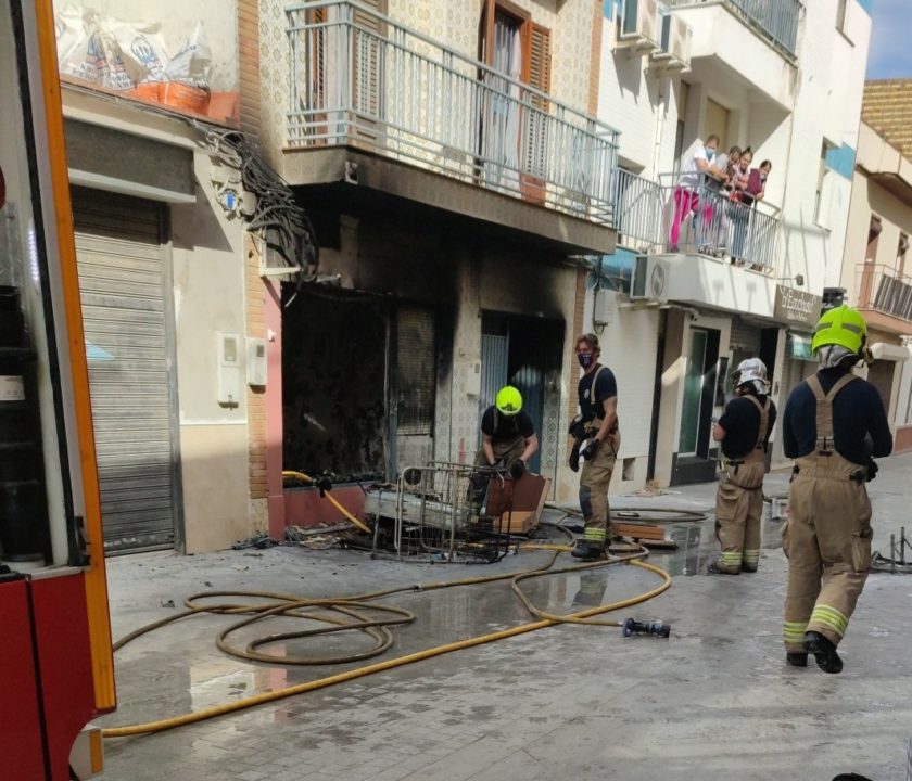 Dos personas atendidas en un incendio en la calle Santa Cruz
