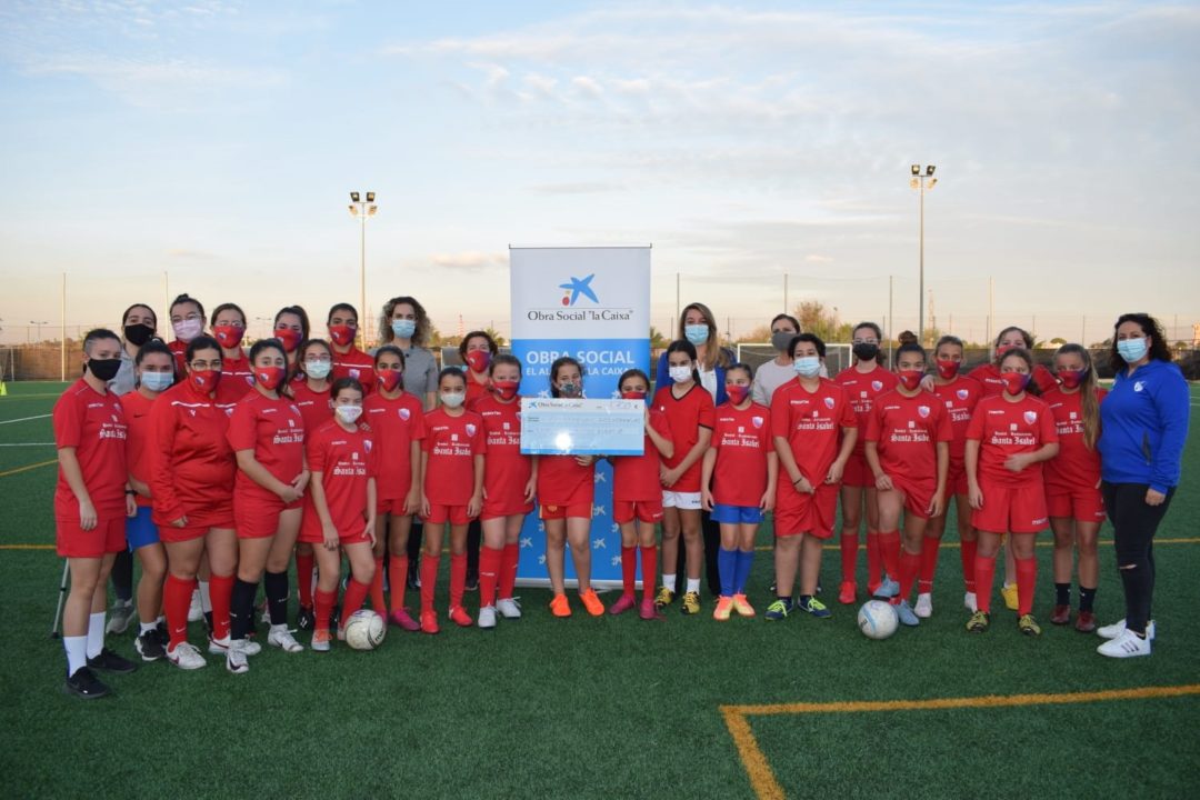 El fútbol femenino nazareno recibe una donación de La Caixa